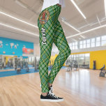Legging Clan Currie Rooster Crest sobre Tartan<br><div class="desc">Crachá da crista de galo Clan Currie rodeado por uma correia e fivela sobre fundo azul-tartano. Custom Text.</div>