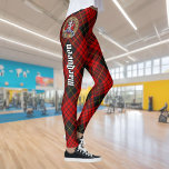 Legging Clan MacQueen Crest sobre Tartan<br><div class="desc">Crachá da crista do Clan MacQueen cercado por uma pulseira e fivela sobre fundo de tartã. Custom Text.</div>