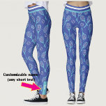 Legging Com o nome 💙 🎾 padrão tênis azul<br><div class="desc">NOVO! Padrão de tênis branco e azul bonito,  incrível e único com uma mistura de raquetes tênis e bolas tênis em fundo azul escuro. Nome personalizável na perna esquerda inferior</div>