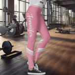 Legging Cor-de-rosa-cinza moderna listrado floral com nome<br><div class="desc">Estas leggings cor-de-rosa de exercícios de na moda apresentam um elegante design floral branco na faixa de cintura e nos tornozelos e vitelos e listras brancas na faixa de cintura. Facilmente personalizável adicionando seu nome em ambos os lados em uma letra branca caligráfica.</div>
