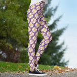 Legging Correntes de margarida padrão de arte floral<br><div class="desc">Floral de encadeamento de flores com padrões de leggings em um fundo roxo ou você pode mudar a cor para sua própria escolha de cor de fundo,  se necessário. Arte e design originais,  por www.mylittleeden.com no zazzle.</div>