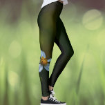 Legging Daisy Flower Dark Green<br><div class="desc">Uma margarida solteiro branca e amarela contra um campo verde escuro profundo,  como a luz na escuridão,  é a inspiração deste design de legendas simples mas sofisticadas. Esta imagem é uma fotografia floral original de JLW_PHOTOGRAPHY.</div>