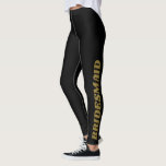 Legging Damas de Honra Preto Dourado Bold Festa de Casamen<br><div class="desc">Estas leggings pretas apresentam a palavra “DAMA DE HONRA” em letras douradas negrito descendo pela perna — perfeitas para se preparar no grande dia ou celebrar durante o fim de semana da despedida de solteira. Ótimas para fotos da festa de casamento, presentes ou relaxar com estilo, estas leggings são uma...</div>