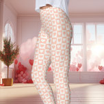 Legging Dia de os namorados de coração da placa de verific<br><div class="desc">Estas leggings de Dias de os namorados de Coração de Peach Checkerboard são perfeitas para celebrar a estação do amor. Com um pessegueiro encantador e um padrão cardíaco branco de xadrez, estas leggings adicionam uma vibração amorosa e romântica à sua roupa de Dia de os namorados. Feitas com material confortável...</div>