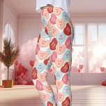 Legging Dia de os namorados de Corações de Conversação de<br><div class="desc">Adicione um toque doce e lúgubre ao seu Dia de os namorados com estas leggings de Corações de Conversação Doces. Apresentando uma série de corações clássicos de conversa em vermelho, rosa, pêssego e azul, estas leggings são perfeitas para espalhar amor e alegria. Os corações brilhantes e coloridos exibem mensagens bonitas...</div>
