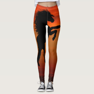 Legging Elevando cavalos pretos no por do sol impetuoso