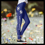 Legging ESCOLHA A COR OU O Nome da Equipe de Futebol Azul<br><div class="desc">ESCOLHA SUAS leggings personalizadas da Color de Futebol com o Nome do Jogador! A perna direita tem duas bolas de futebol azul e branco escuras, duas linhas de texto vertical personalizado da anca para o tornozelo para o nome da equipe, e uma linha de texto no tornozelo para o nome...</div>
