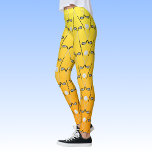 Legging Esportes de tacos de golfe amarelo alaranjado<br><div class="desc">Leggings moldadas por golfe divertidas com fundo em laranja se fundindo em amarelo. O padrão repetitivo é criado por tacos de golfe cruzados e bolas de golfe,  em fundo verde ombre.</div>