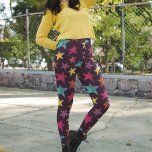 Legging Estrelas Coloridas no Púrpura Escuro Padrão<br><div class="desc">Ilustrações de estilo pintadas brilhantes e arrojadas de estrelas em roxo lilás,  azul-turquesa brilhante,  amarelo,  rosa magenta e laranja são colocadas sobre um fundo púrpura escuro nestas legendas padronizadas.</div>