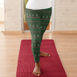 Legging Feriado em Floco de Neve Verde de Natal Vintage<br><div class="desc">Uma árvore de abeto e um suéter de argyle em leggings bonitinhas de férias. Um padrão festivo verde e vermelho de flocos de neve para as festividades de inverno.</div>