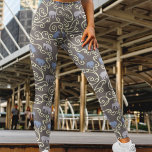 Legging Filigre e Elefantes<br><div class="desc">Cinzas e elefantes azuis entre o filigre amarelo floresce contra fundo marrom-café.</div>
