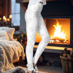 Legging Flocos de neve Silver Glitter Winter ou Christmas<br><div class="desc">Este design de Natal apresenta um padrão delicado de flocos de neve em cinzas e brilho prateado! Esta é uma ideia de Natal única para qualquer garota na sua lista! Estão disponíveis esquemas de cores adicionais, bem como itens de coordenação nesta design. Entre em contato conosco se precisar deste design...</div>