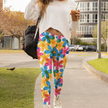 Legging Flores de Hippie Brilhantes e Brilhantes<br><div class="desc">Adicione um toque brilhante à sua roupa com estas pernas padronizadas. Eles têm um estilo retrô com grandes flores margaridas hippies sobrepostas em amarelo brilhante,  azul e magenta cor-de-rosa. Os gráficos desenhados à mão são projetados para imitar a impressão clássica do estilo risógrafo</div>