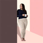 Legging Flores de Jardim em Padrões de Fundo bege<br><div class="desc">Apresentando nossas incríveis leggings florais, perfeitas para adicionar um toque de elegância a qualquer roupa. Feitas com material alongado de alta qualidade, estas leggings oferecem o máximo conforto e um ajustado lisonjeiro. O belo design floral é atraente para os olhos e feminino, fazer-os perfeitos para as ocasiões casuais e penosas....</div>