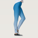 Legging Gradiente Azul Céu com Monograma Elegante<br><div class="desc">O gradiente na moda escuro a azul claro apresenta um elegante monograma personalizado em uma fonte decorativa azul escura na parte inferior da perna direita. Personalize-o com a sua inicial na barra lateral. Adicione um sotaque moderno ao seu guarda-roupa. Para ver o design azul-céu mínimo em outros itens, clique no...</div>