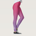 Legging Gradiente rosa a roxo com monograma elegante<br><div class="desc">Na moda cor-de-rosa-escuro a gradiente roxo claro apresenta um elegante monograma personalizado em uma fonte decorativa branca na parte inferior da perna direita. Personalize-o com a sua inicial na barra lateral. Adicione um olhar moderno e colorido ao seu guarda-roupa. Para ver o design de ombré mínimo em outros itens, clique...</div>