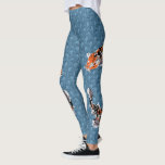 Legging Ilustrações de Peixes Koi em Ondas Azuis Patterada<br><div class="desc">Estas leggings apresentam grandes e ousadas ilustrações de peixes koi em um estilo realista nas laterais da perna. Os gráficos estão em laranja,  branco e preto e são colocados contra um simples fundo geométrico padronizado que tem o aspecto de ondas oceânicas.</div>