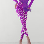 Legging Impressão da Girafa Roxa<br><div class="desc">Estas leggings são lindamente desenhadas com um padrão de manchas de girafa mesmerante, oferecendo uma adição única e na moda ao seu guarda-roupa. O padrão apresenta as manchas distintivas e elegantes características das girafas, criando um olhar sofisticado e atraente. As pernas são feitas de um tecido de alta qualidade e...</div>