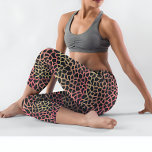 Legging Impressão Safari verde e rosa<br><div class="desc">Estas leggings são lindamente desenhadas com um padrão de manchas de girafa mesmerante, oferecendo uma adição única e na moda ao seu guarda-roupa. O padrão apresenta as manchas distintivas e elegantes características das girafas, criando um olhar sofisticado e atraente. As pernas são feitas de um tecido de alta qualidade e...</div>