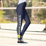 Legging Jogo desportivo Personalizado Marinho de Nome da E<br><div class="desc">As leggings perfeitas para os entusiastas de picleball. Leggings de alta qualidade com seu texto personalizado e uma bola amarela em cada lado. Adicione seu nome de equipe, nome da cidade, nome do clube, etc. Divertido para jogos sociais casuais ou jogos de torneio - mude facilmente a cor de fundo...</div>