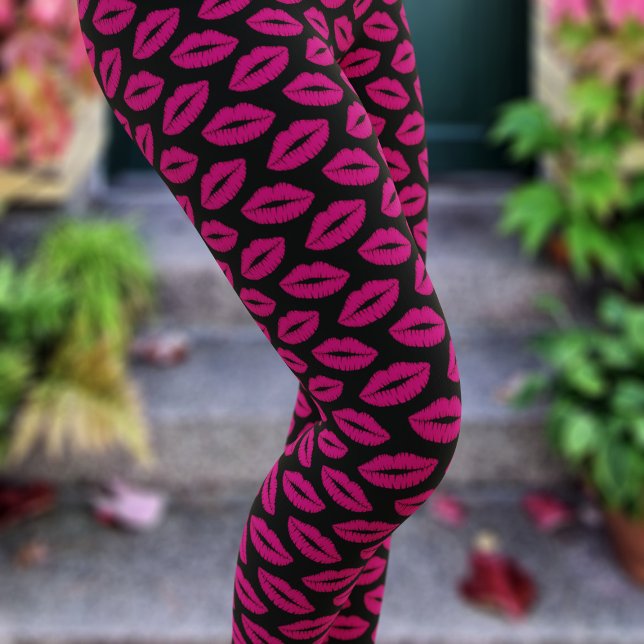 Legging Lábio Rosa Quente Beijo Impressão Pernas Pretas (Hot pink lipstick kisses on a pair of black comfy leggings. Perfect for date night or Valentine's)