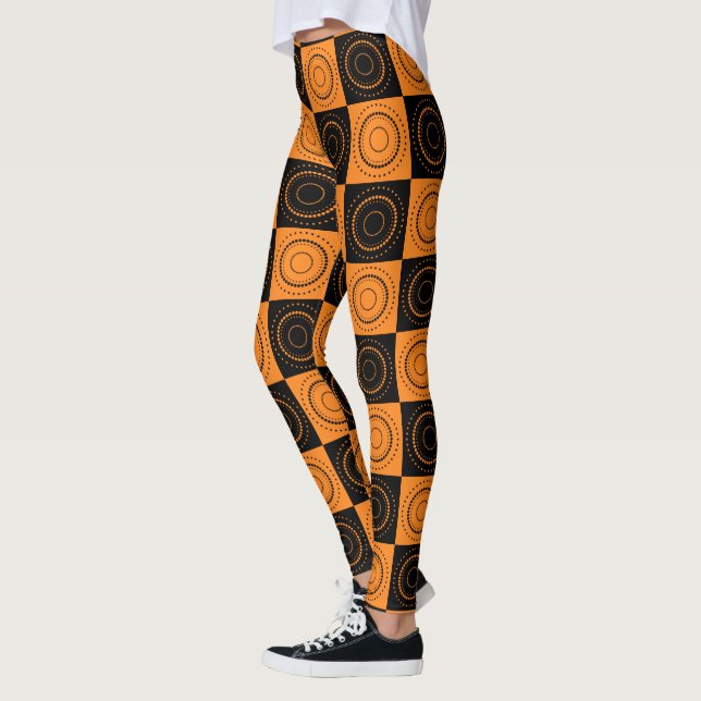 Legging Laranja e Bolinhas Negras Concentradas do Hallowee (Esquerda)