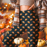 Legging Marinho de Ação de Graças de Pumpkin Pie Fall<br><div class="desc">Celebre a temporada em estilo com essas pernas de abóbora de abóbora de Ação de Graças e Marinho Leggings. Apresentando um encantador padrão de torta de abóbora sobre um fundo de marinho profundo, essas leggings oferecem um design perfeito, aconchegante mas lúdico, para as reuniões de Ação de Graças ou visto...</div>