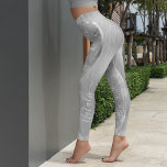 Legging Metálico Personalizado Da Glitter De Prata Glam<br><div class="desc">Personalize facilmente este metal escovado prateado e leggings brilhantes com padrão de brilho com seu próprio nome personalizado.</div>