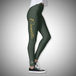 Legging Monograma Verde na moda Dourado e Floresta<br><div class="desc">Para uma mulher elegante e elegante,  esta leggings de na moda na cor Forest Green com um nome de ouro e letras de monograma em branco pode ser uma boa ideia para esportes,  yoga ou vestir todos os dias!</div>