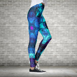 Legging Mosaico Caleidoscópio Flor Azul e Púrpura<br><div class="desc">Este mosaico design de flores caleidoscópicas apresenta azulejos azuis e roxos brilhantes. Um design geométrico vívido inspirado por fractais,  mandalas e mosaicos de vidro manchados. Pegue esta design de triquete bonita agora para seu amigo favorito que ama cores brilhantes!</div>