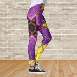 Legging Mosaico Mandala Roxo e Amarelo<br><div class="desc">Esta flor de caleidoscópio mosaico apresenta azulejos roxos e amarelos brilhantes. É uma geometria vívida inspirada por fractais,  mandalas e mosaicos de vidro manchados. Obtenha este design trippy agora para seu amigo favorito que ama cores brilhantes!</div>