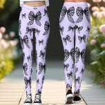 Legging Nome Personalizado de Trendência Roxa do Coquette<br><div class="desc">Leggings roxas leves modernas,  com arco de rendas pretas com vibes femininas de coquetes. Você pode alterar o plano de fundo para qualquer cor que quiser na área de edição :) personalize facilmente o nome ou deixe-o vazio. - Kate Eden Art</div>