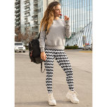 Legging Padrão de Zig branco preto-branco geométrico moder<br><div class="desc">Costume, moderno, legal, chic, na moda, respirável, costurado à mão, padrão geométrico de zague preto e branco As mulheres usam o cheio de moda esportes ioga ginástica correndo calças de leggings, que se estica para ajustado seu corpo, abraços em todos os lugares certos, salta de volta após a lavagem, e...</div>