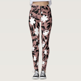 Legging Padrão floral sobre fundo leopardo.