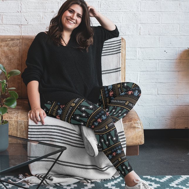 Legging Padrão HARRY POTTER™ Holiday Sweater (Person wearing leggings)