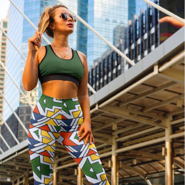 Legging Padrões Africanos Tradicionais em Dança Salva (Traditional African Patterns High Waisted Dance Yoga Leggings mockup of a woman-posing in the city)