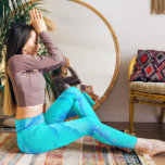 Legging Padrões de Abstrato de Aqua Azul Monograma Leggi A<br><div class="desc">Um fundo abstrato de aqua azul é a base para este design de monograma abstrato. Suas iniciais podem ser colocadas na perna para suas próprias leggings ativas personalizadas. As letras também podem ser apagadas se você quiser apenas as leggings. Ioga bonito ou leggings vestidas ativas. Excelente presente de Natal.</div>