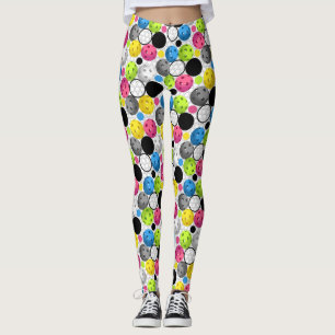 Legging Pickleballs em uma grade e em umas caneleiras