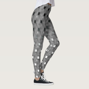 Legging preta e branco, e grandes placas cinza com efetos