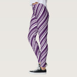 Legging Teste padrão roxo e branco moderno da listra dos<br><div class="desc">As linhas roxas e brancas diagonais em larguras de variação formam um teste padrão moderno sofisticado da listra dos doces. Para ver design as listras roxas e brancas variadas chiques em outros artigos, clique de "a relação das artes Rocklawn" abaixo. Imagem criada Digital. ©Claire E. Skinner de Copyright. Todos os...</div>