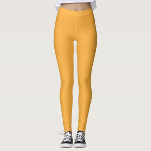 Legging um fundo amarelo com uma