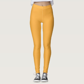 Legging um fundo amarelo com uma