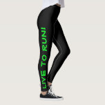 Legging Viva para Fugir! Corra ao Vivo! Corrente Preta e V<br><div class="desc">Estas leggings divertidas são desenhadas com corredores em mente. Eles são negros com texto neon verde claro e de alta visibilidade correndo em cada perna. Uma perna diz "Live to Run!" e a outra diz "Run to Live!" Miras perfeitas e a cor é uma medida de segurança para ter certeza...</div>