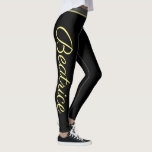 Legging Yoga malhação e ginástica de script amarelo person<br><div class="desc">Yoga de script amarelo personalizado e leggings de malhação. Calças de treino de tendências com nome personalizado. Vestuário desportivo para mulheres e raparigas. Miras pretas personalizáveis em qualquer combinação de cores. Faça o seu para a academia, dança, treinamento, meditação e muito mais. Adicione seu próprio texto às pernas de ambos...</div>