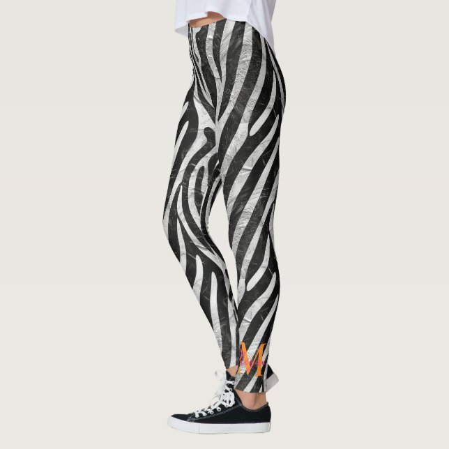 Legging Zebra Artística Stripe Laranja e Monograma Rosa Qu (Esquerda)