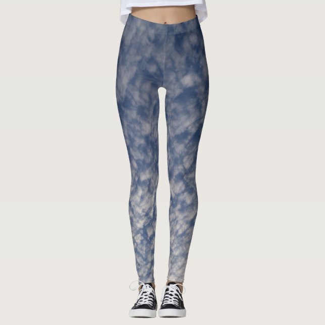 Leggings azul-escuras apresentando um céu nublado (Frente)