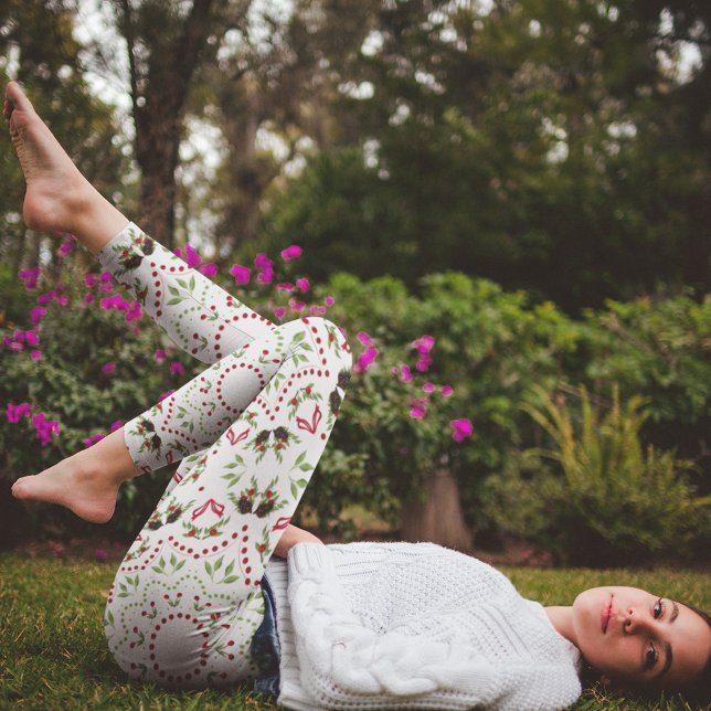 Leggings com folhagem de bagas de azevinho de Nata (Christmas pattern with pine cones, greenery, and red berries, leggings)