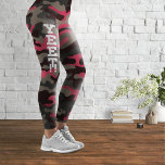 Leggings de camuflagem e magenta de Cinza<br><div class="desc">Um elegante padrão de camuflagem texturizado com magenta e cinzas ardentes como cores dominantes,  com um logotipo Yeet grande. Primeira publicação: 5.1.2023.</div>
