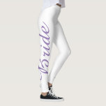 Leggings de noiva de bolos roxos<br><div class="desc">As leggings apresentam uma ilustração original de três bolos de casamento em camadas fosco com flores,  e BRIDE em uma perna em uma bonito fonte roxa. Perfeito para a noiva!</div>