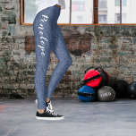 Leggings de script de Jeans azuis falsos chic<br><div class="desc">Belos jeans azuis falsos/leggings denim com script branco. Design de retro de vintage. Por favor,  note,  isto NÃO é um verdadeiro denim. Denim nesta design é apenas um trabalho de arte. Perfeito se você quer a aparência dos jeans,  mas ainda assim quer se sentir confortável!</div>